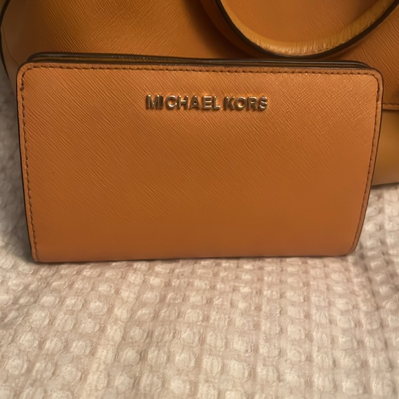 Michael Kors bag and wallet mustard in color - Picture 6 of 9